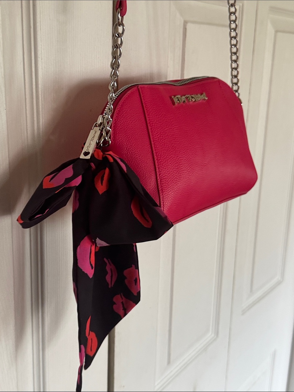 Betsey Johnson Hot Pink Crossbody Bag with Black Lip-Print Scarf - Picture 5 of 6